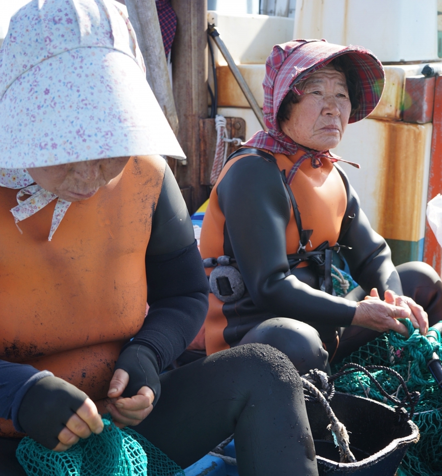 After the dive, the haeynyos swap their dive masks for floral sunhats. After the dive, the haeynyos swap their dive masks for floral sunhats.